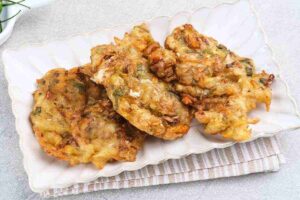 piatto con le frittelle di verdure