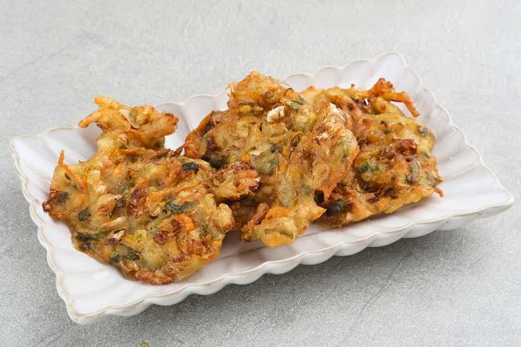 piatto con frittelle di verdure