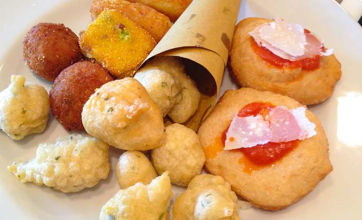 cuoppo con zeppole, montanare, mozzarelline