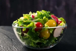Insalata in una ciotola con verdure e ortaggi