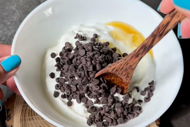 ciotola con yogurt e gocce di cioccolato