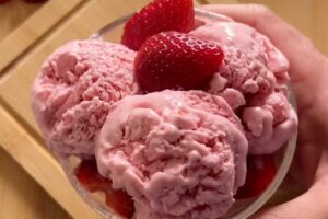 ciotola con gelato e fragole