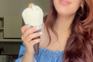 Ginevra con gelato in mano