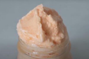 un gelato in un barattolo di vetro