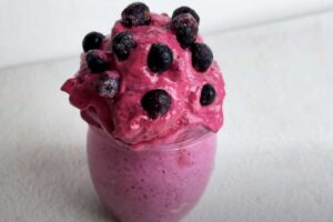 un gelato con le ciliegie in vasetto di vetro