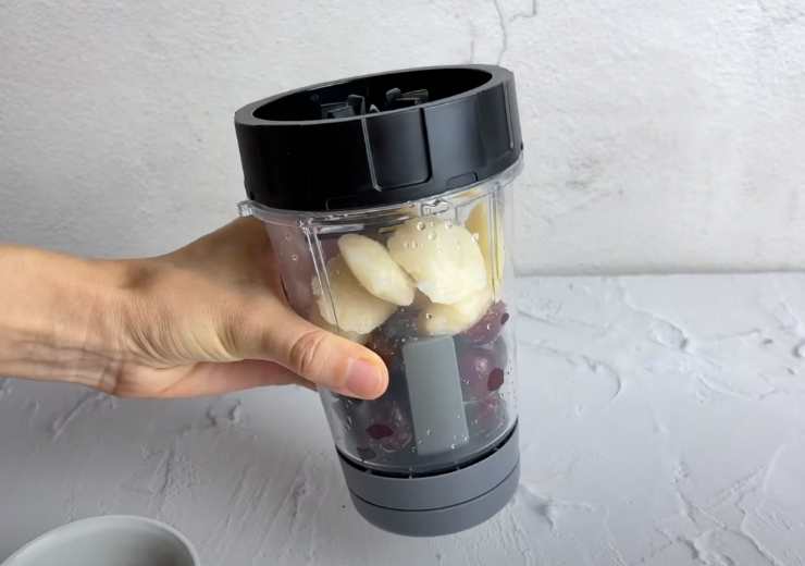 frullatore con dentro latte e ciliegie
