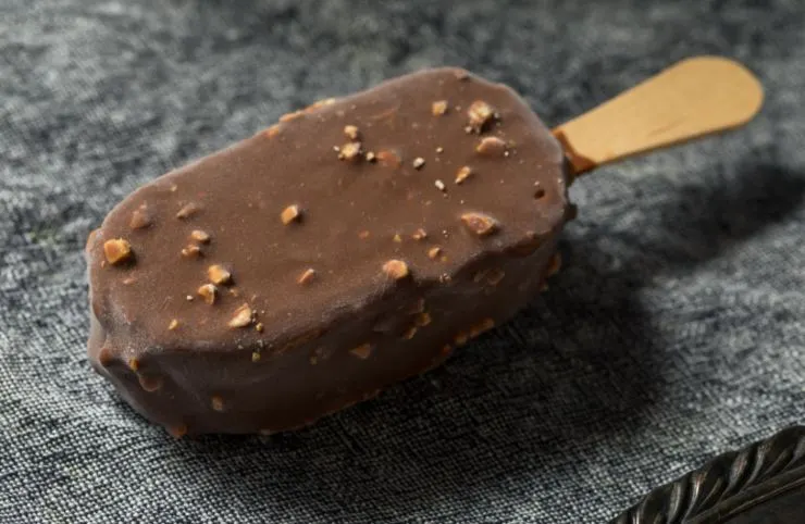 gelato su stecco ricoperto di cioccolato