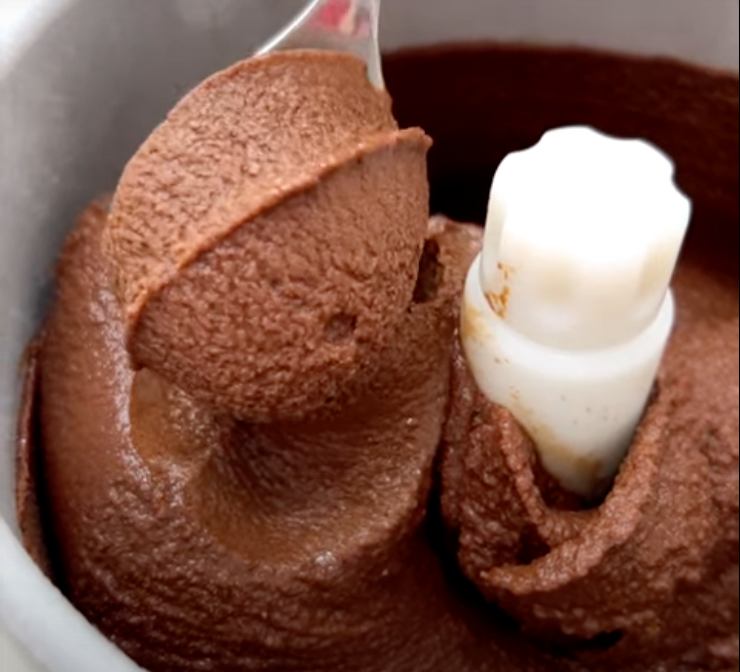 granita al cioccolato nella gelatiera