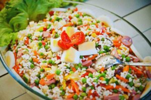 piatto di insalata di riso