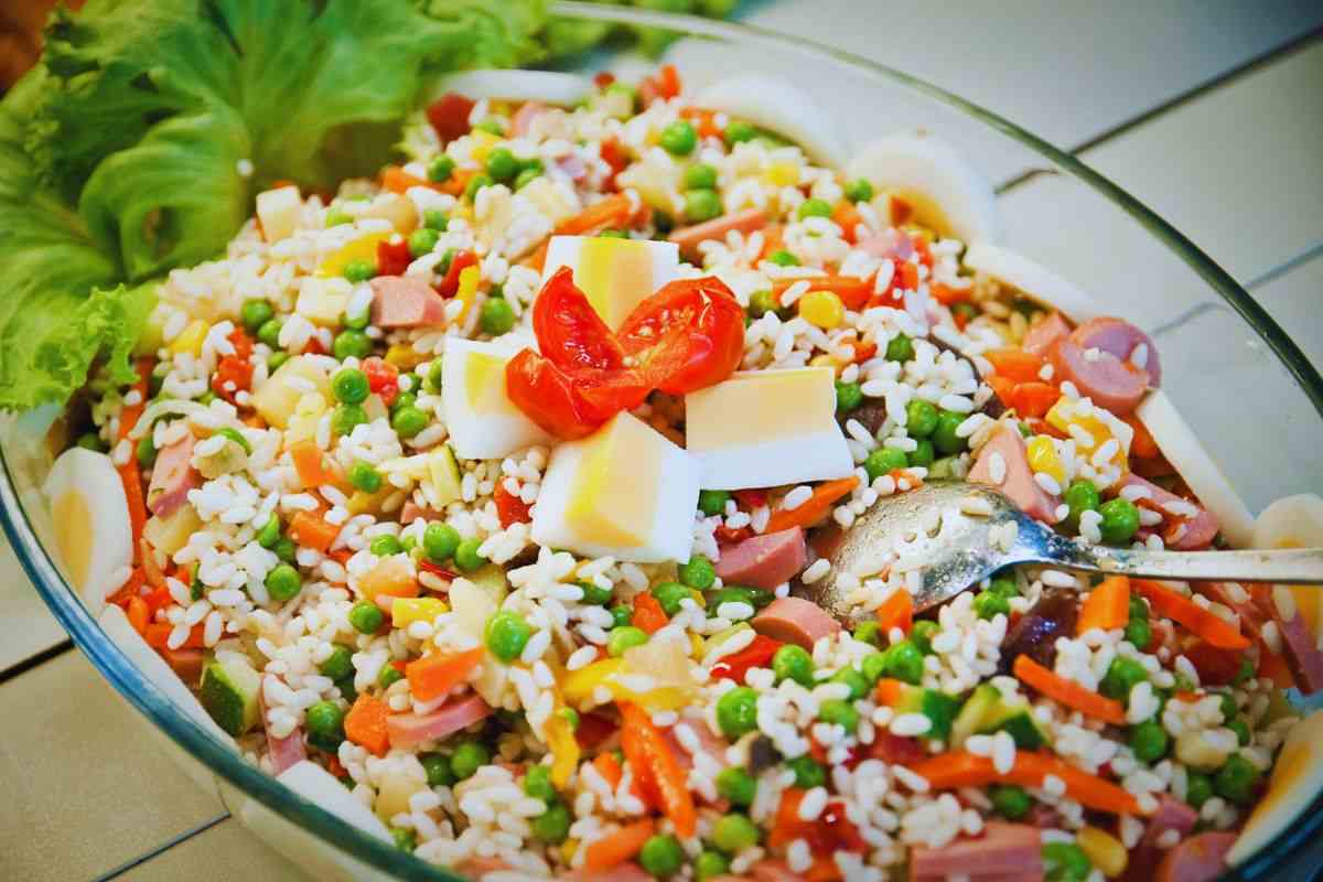 piatto di insalata di riso