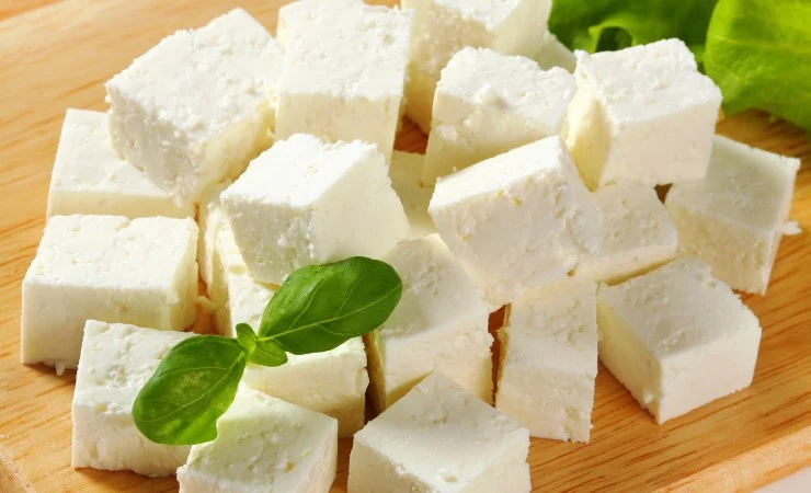 Cubetti di feta con basilico