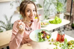 Donna che mangia insalata