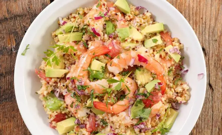 Insalatona di orzo, gamberi e avocado nel piatto