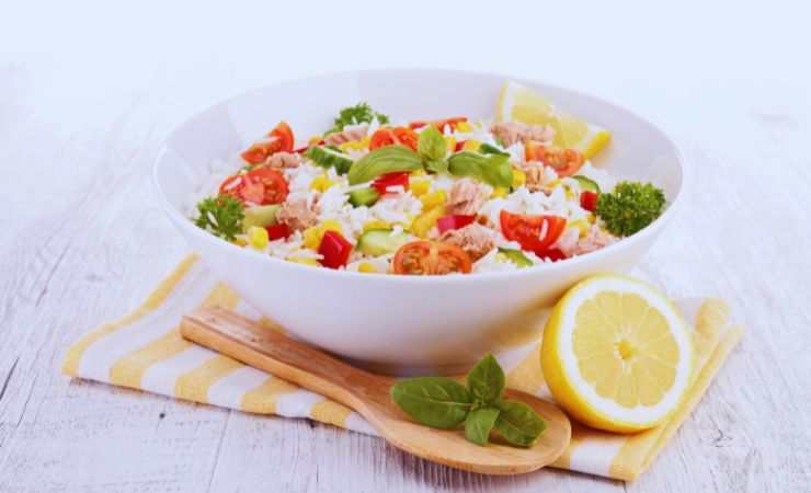 piatto di insalata di riso