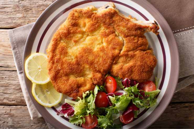 piatto con cotoletta e insalata