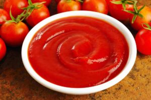 ciotola con ketchup e pomodori sfusi
