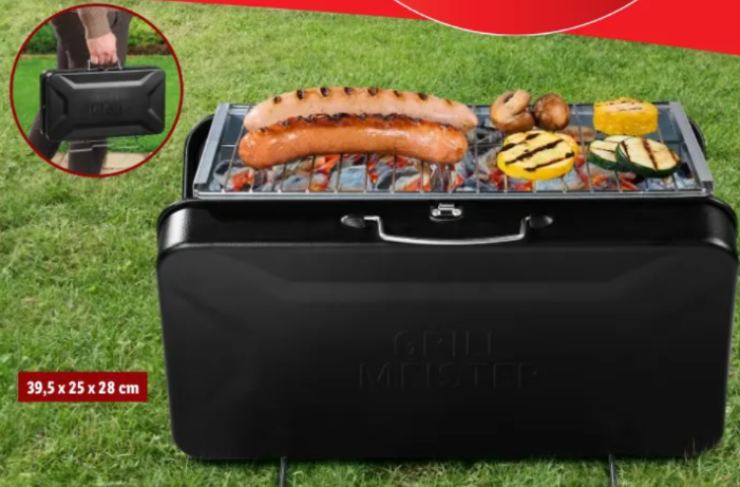 barbecue portatile con del cibo sopra alla griglia