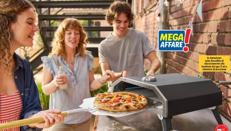 ragazza che sforna una pizza e intorno a lei degli amici