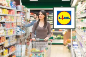 donna al supermercato che spinge il carrello