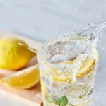 bicchiere di limonata e limone