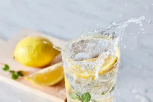 bicchiere di limonata e limone