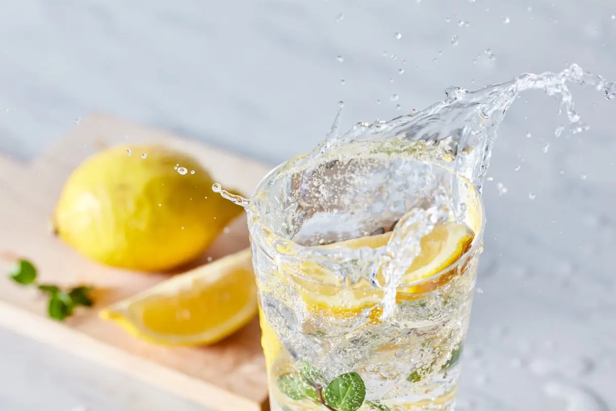 bicchiere di limonata e limone