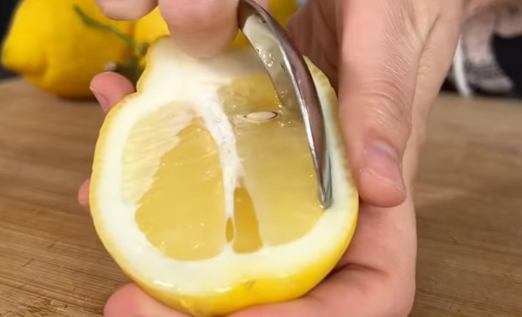 limone aperto a metà