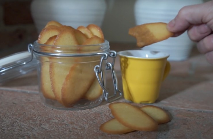 biscotti lingue di gatto con caffè