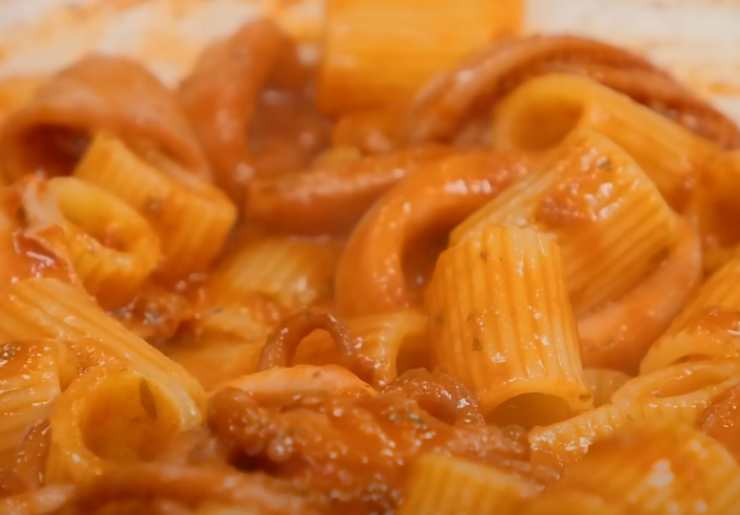 un piatto di pasta al sugo