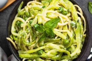 spaghetti di zucchine con basilico