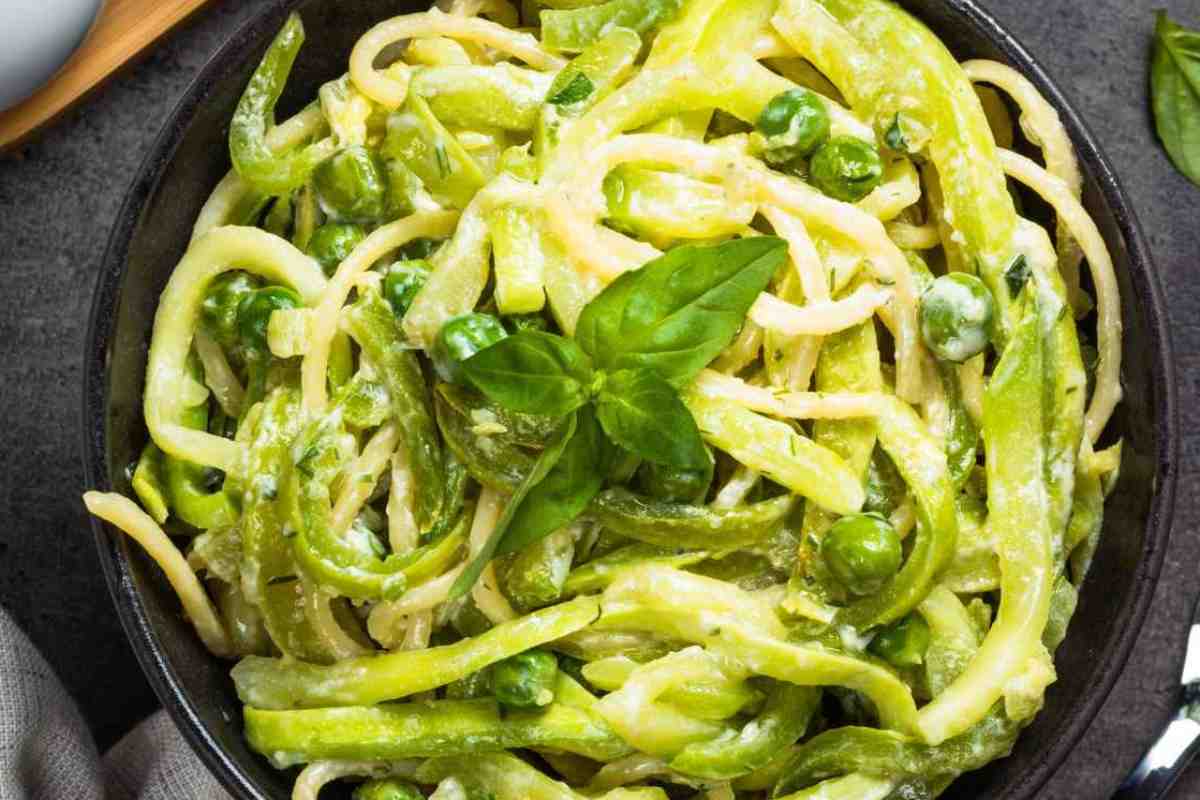 spaghetti di zucchine con basilico