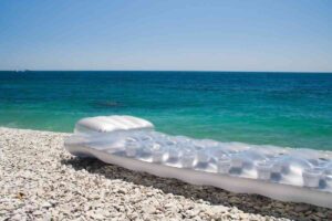 Materassino sulla spiaggia