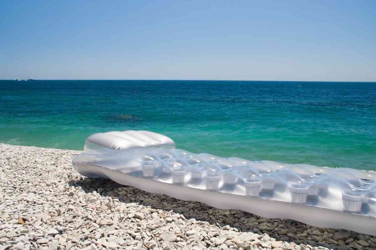Materassino sulla spiaggia