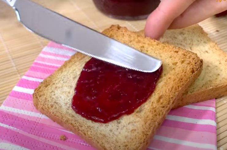 marmellata di ciliegie su fetta biscottata