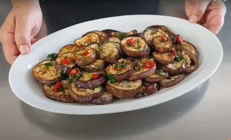 piatto con melanzane condite e marinate