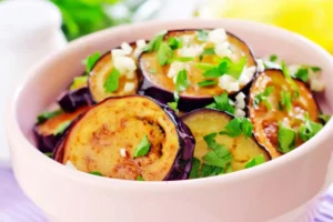 Ciotola con melanzane, aglio e menta