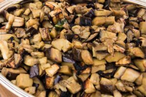 melanzane trifolate in un piatto