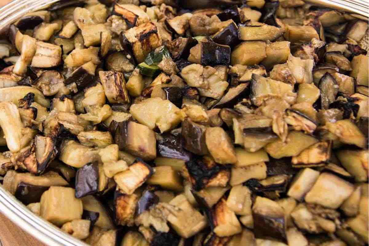 melanzane trifolate in un piatto