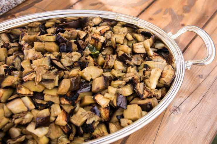 melanzane trifolate in un recipiente