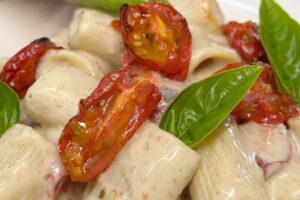 piatto di mezze maniche ricotta e basilico
