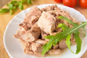tonno su un piatto con sopra una foglia di rucola