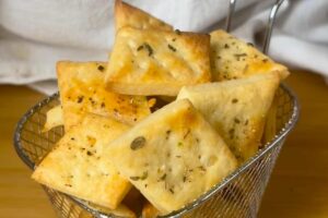cestino con cracker al parmigiano