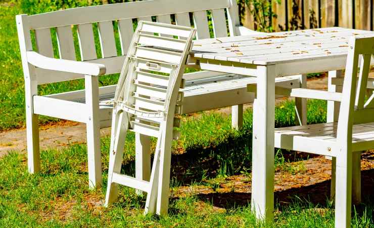 Panca, tavole e sedie da giardino sporchi