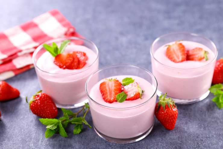 tre coppette di mousse con le fragole