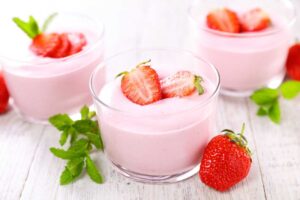 tre coppette di mousse con le fragole
