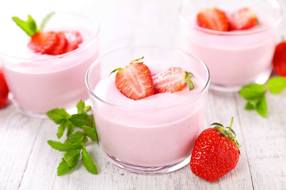 tre coppette di mousse con le fragole
