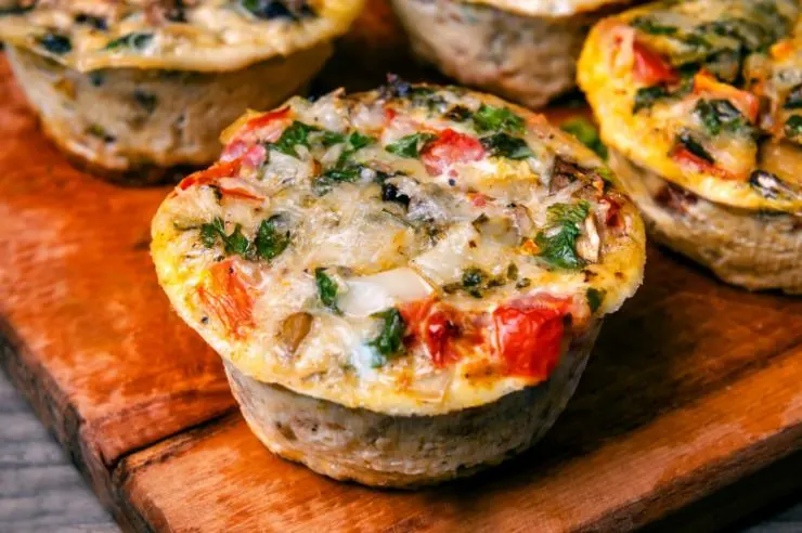 muffin con verdure sopra ad un tagliere