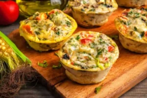 muffin salati con verdure sopra ad un tagliere di legno