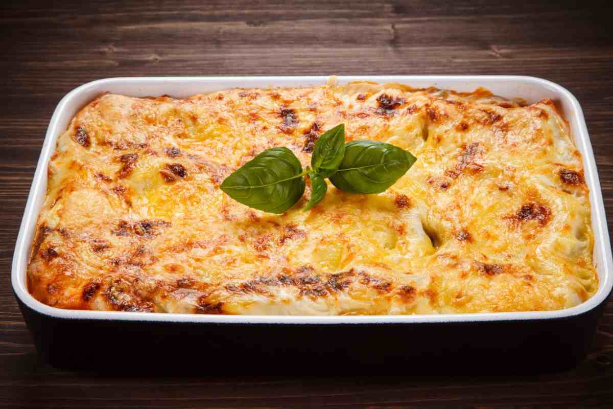 Teglia con pasta al forno e foglie di basilico