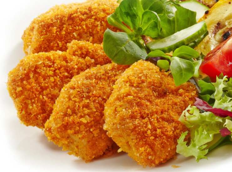 nuggets su un piatto con accanto insalata